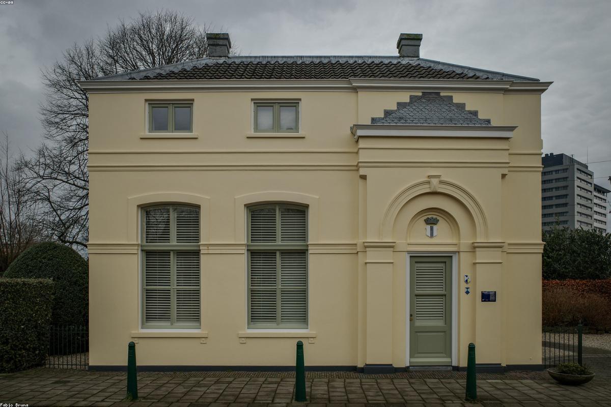 Vidéoprojecteur laser installé au plafond d'une salle privée