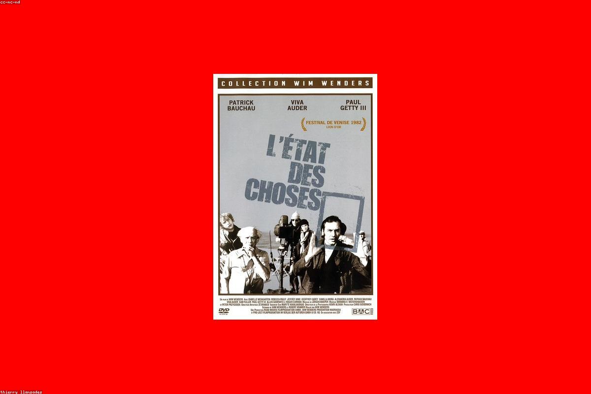 Panneaux acoustiques sombres sur le mur d'une salle de projection